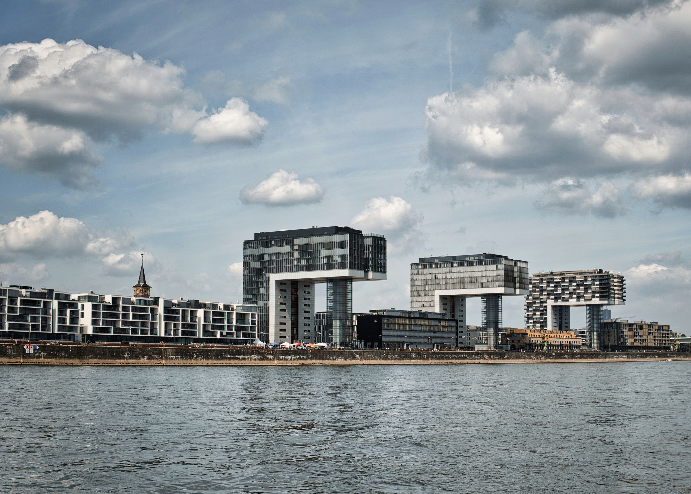 Kölner Rheinauhafen mit moderner Wohn- und Gewerbearchitektur