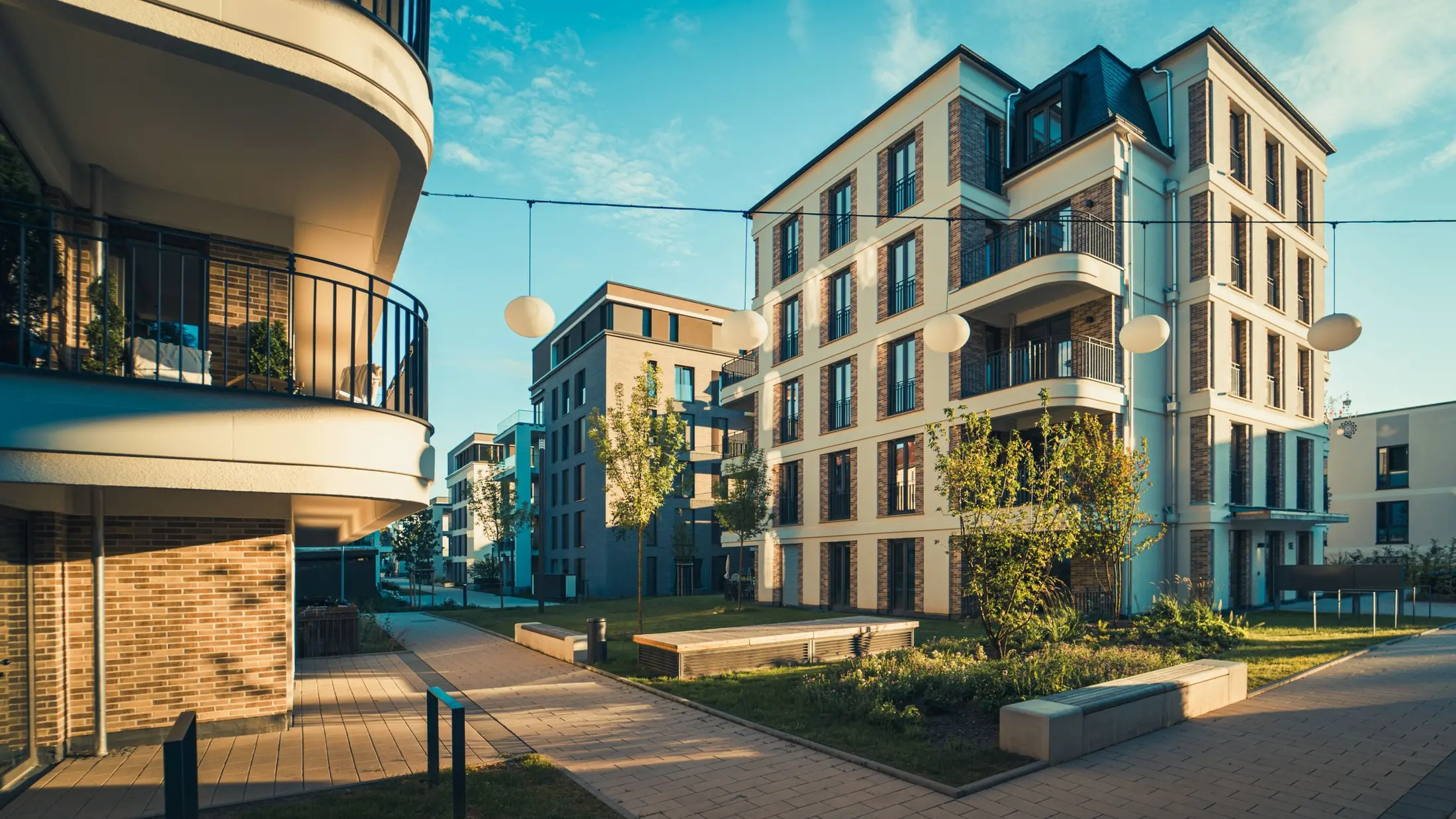 Modernes Wohnquartier im warmen Abendlicht