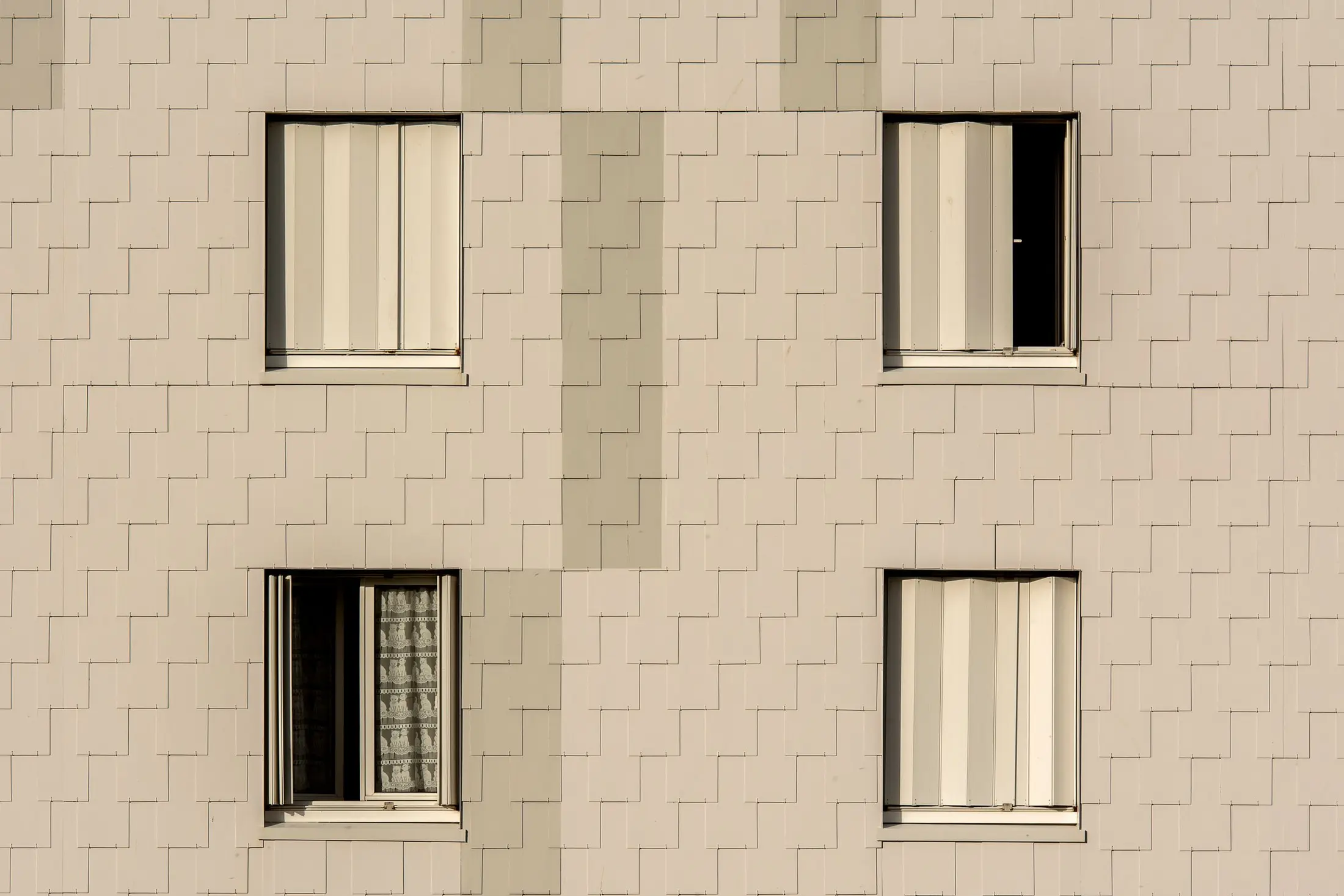 Geordnete Fensterstruktur einer modernen Wohnfassade